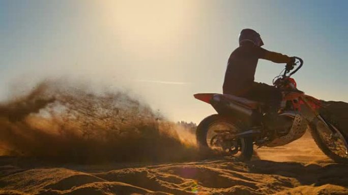 职业摩托车越野赛FMX摩托车骑手在越野废弃采石场上兜圈子。