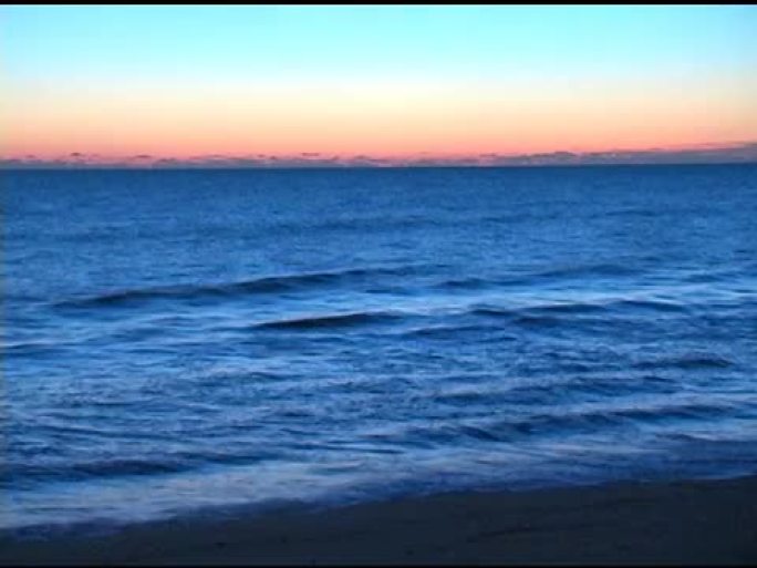 黎明的晨光海浪地平线