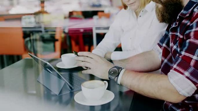 WS夫妇在咖啡馆喝咖啡时使用便携式设备