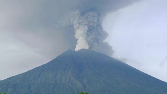 火山喷发的火山灰羽流