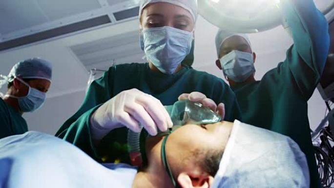 外科医生在手术室给病人戴上氧气面罩