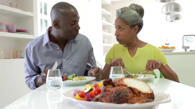 成熟的非洲裔美国夫妇在家吃饭