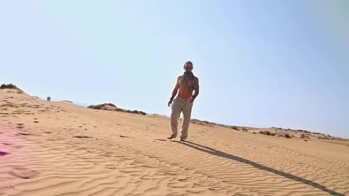戴着蒸汽朋克护目镜的年轻人独自在沙漠中行走