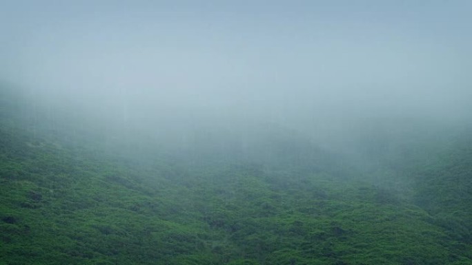 雨雾中的山