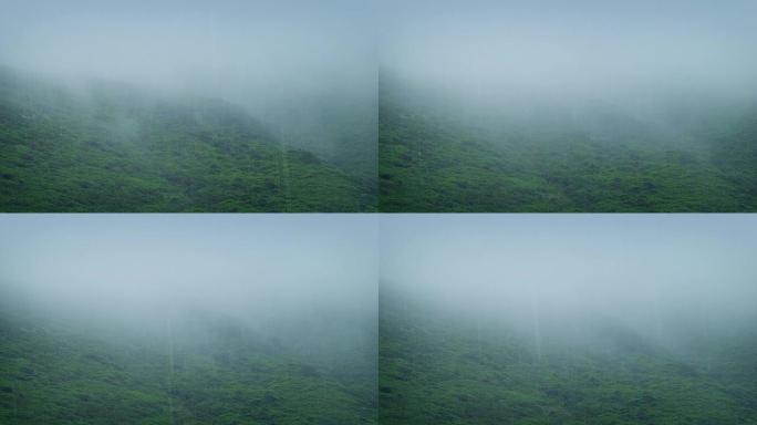 雨雾中的山