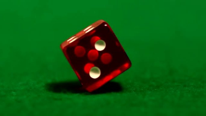 赌场桌子上旋转的红色骰子