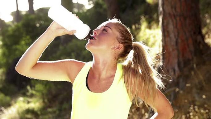 女人在慢动作中奔跑后喝凉水
