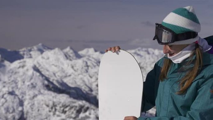 山顶上的滑雪者女孩