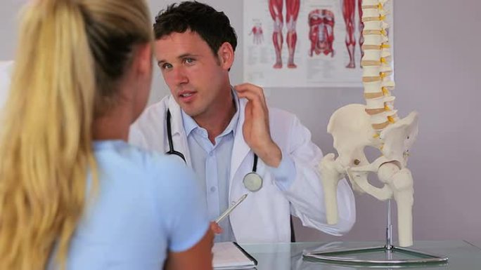 脊椎指压治疗师与他的病人交谈