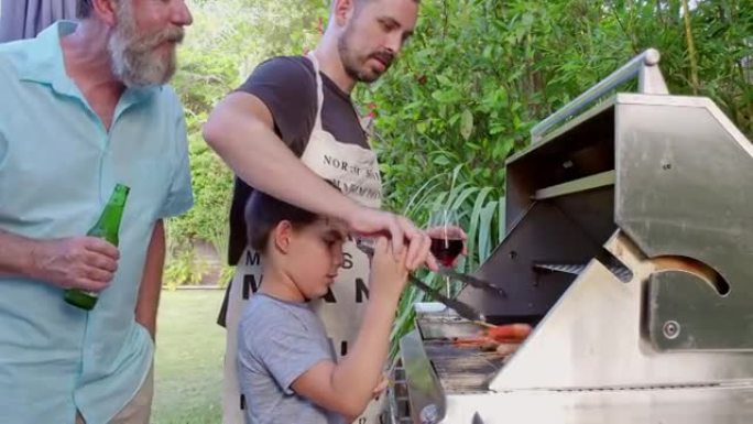 父亲教儿子如何在烧烤中做饭