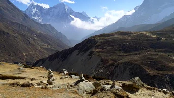 喜马拉雅山脉。雪山、云和步行道的景观。珠穆朗玛峰大本营徒步旅行的滑动镜头。尼泊尔萨加玛塔国家公园