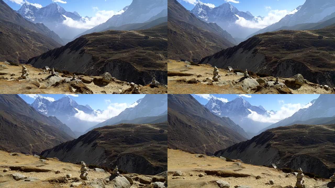 喜马拉雅山脉。雪山、云和步行道的景观。珠穆朗玛峰大本营徒步旅行的滑动镜头。尼泊尔萨加玛塔国家公园