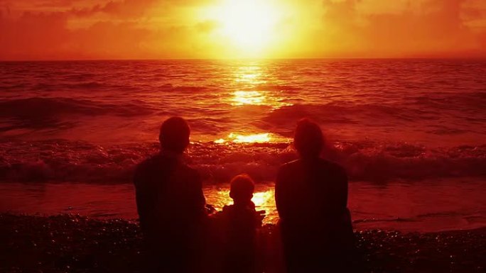 海滩上的家人黄昏傍晚霞日落日转夜幕火烧云