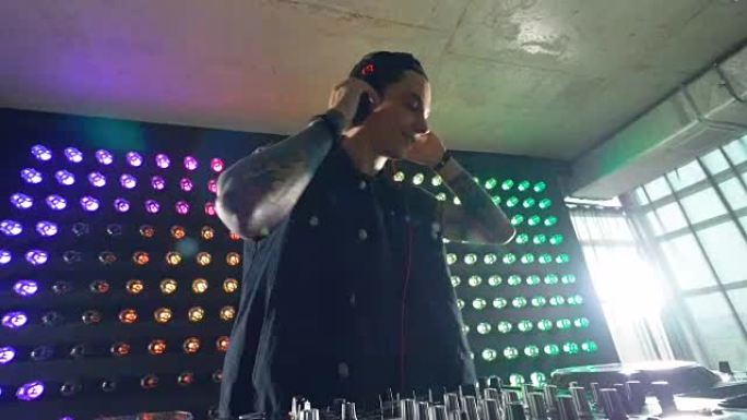 快乐的DJ在派对上创作音乐。