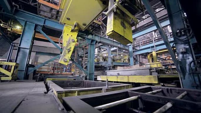 机器人在工厂制造汽车零件。自动金属铸造