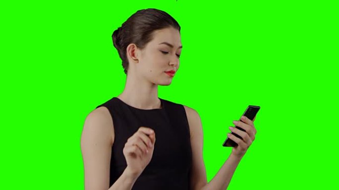 在绿屏上使用智能手机的女商人