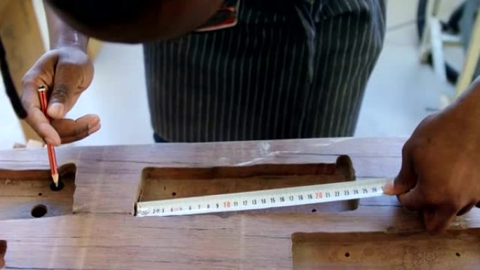 木匠用胶带测量木材4k