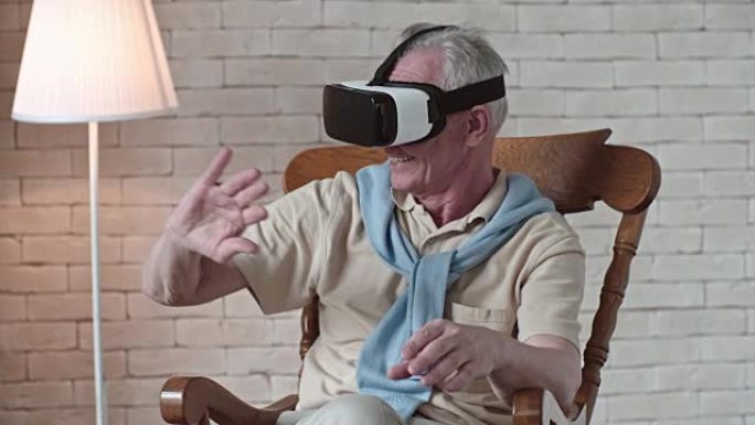 欣喜若狂的老人戴着VR耳机挥舞着手臂