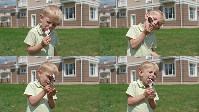 男孩吃融化的冰淇淋