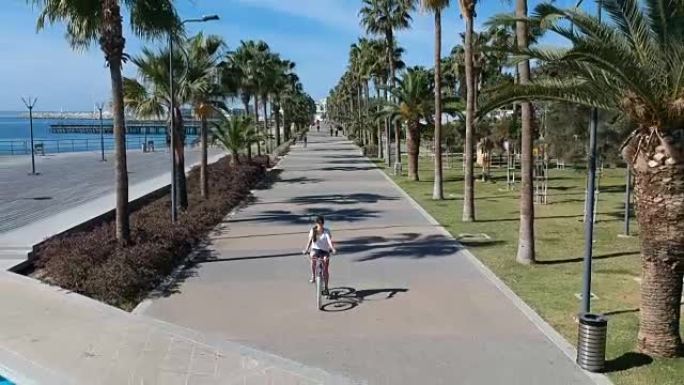 在城市里骑自行车。海岸线