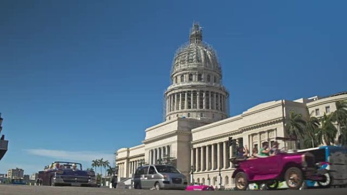 哈瓦那交通车辆以国会大厦为背景的实时视频
