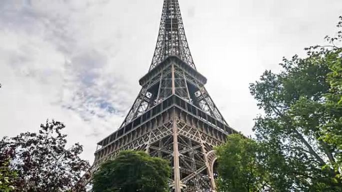 欣赏巴黎的埃菲尔铁塔