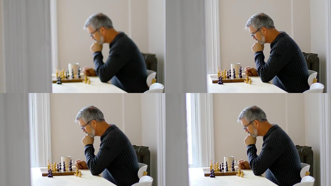 男子在客厅下棋时喝咖啡