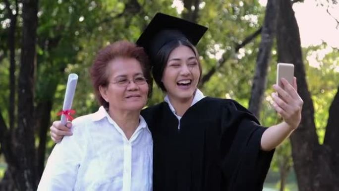 母亲带女儿拍毕业照