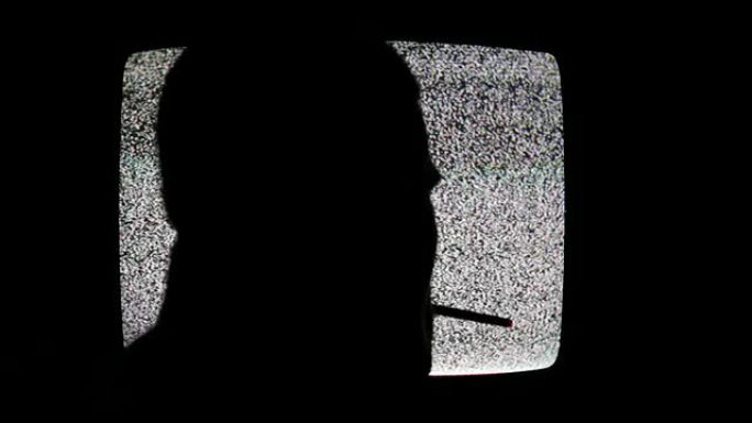 男子在电视屏幕前吸烟