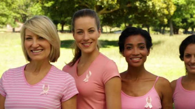 穿着粉红色的多元快乐女性对乳腺癌的认识