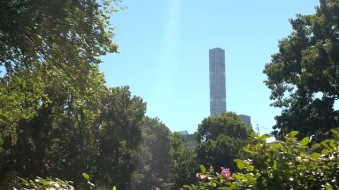 低角度: 曼哈顿中城的432公园大道塔俯瞰中央公园