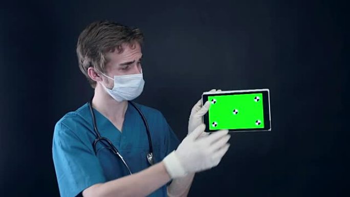 男医生手持，显示绿屏数码平板