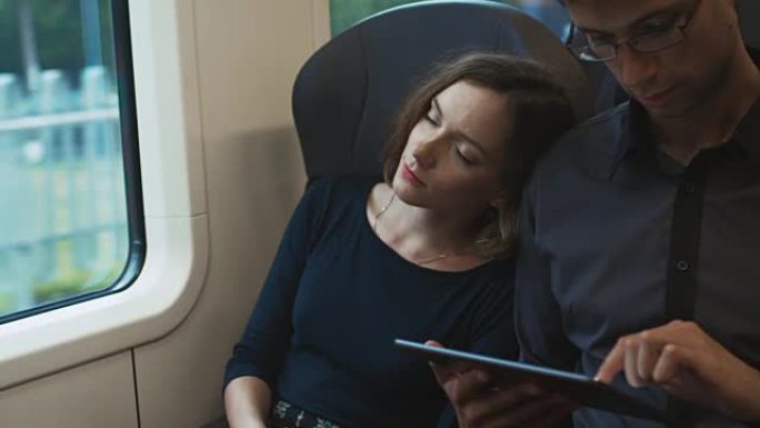 女人在火车旅行时睡着了