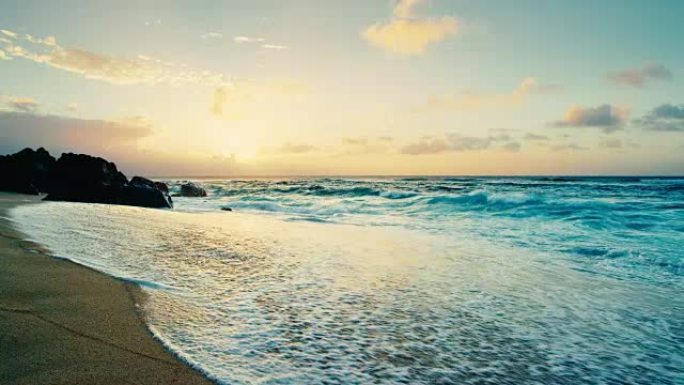日落海滩和海浪