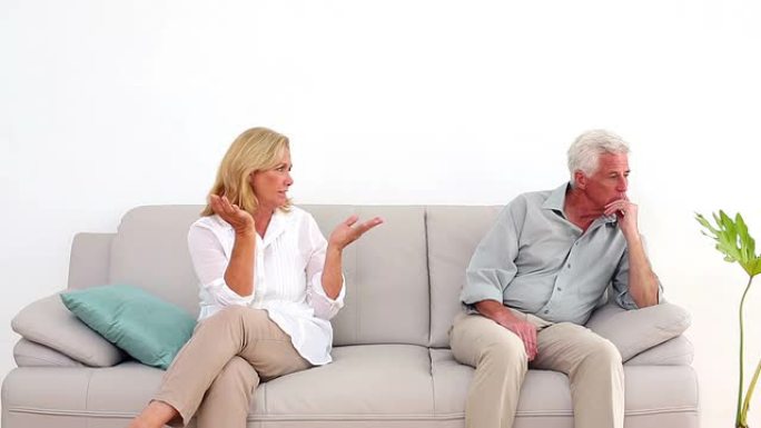 退休夫妇在沙发上争吵