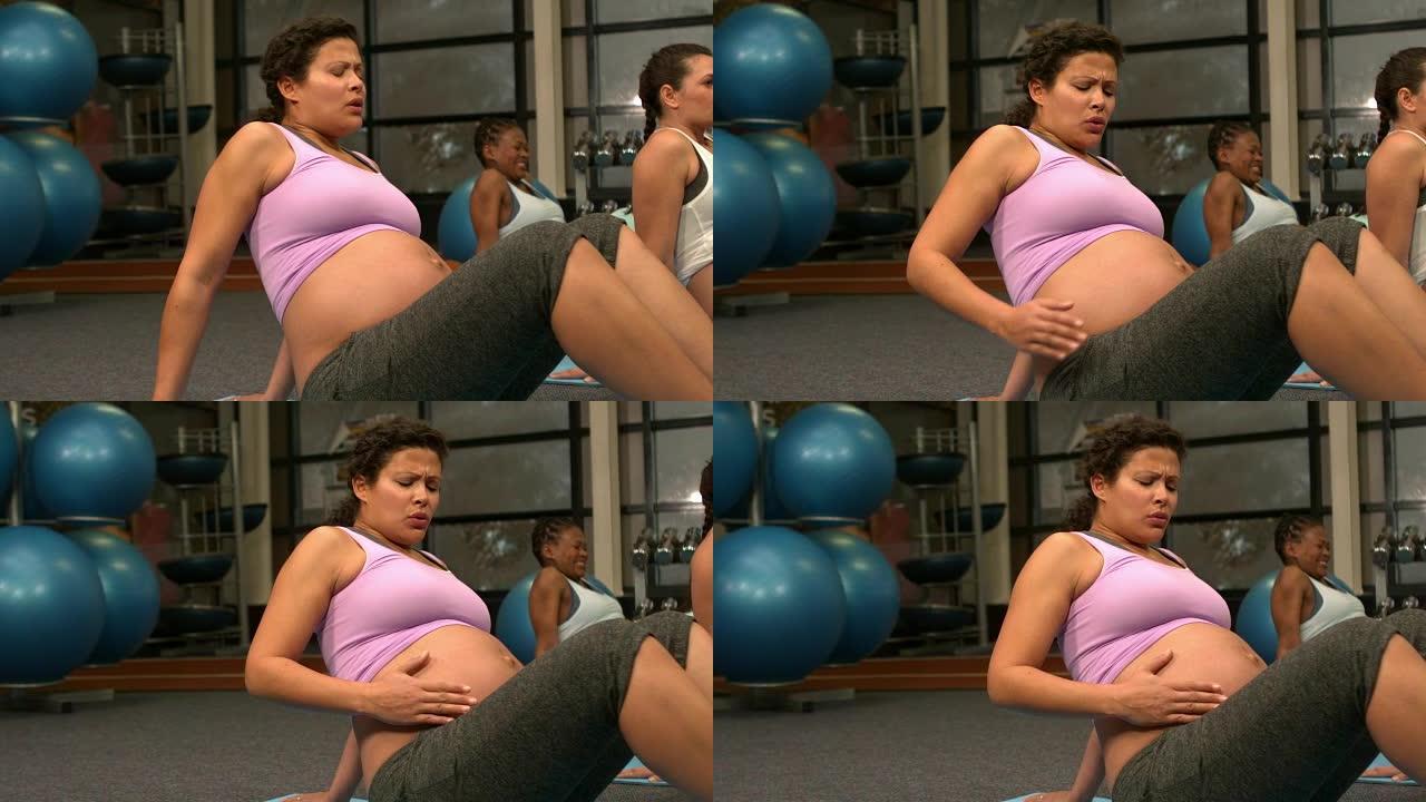 孕妇在健身房锻炼