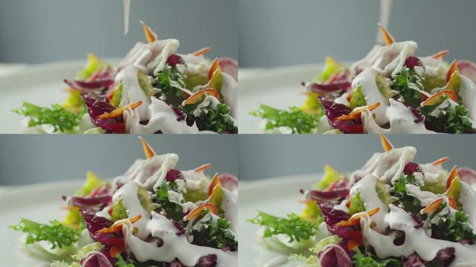 用酸奶油烹饪装饰蔬菜沙拉