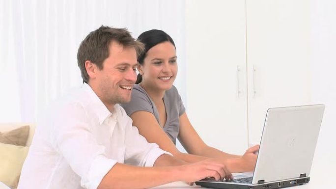 夫妇用笔记本电脑在互联网上聊天