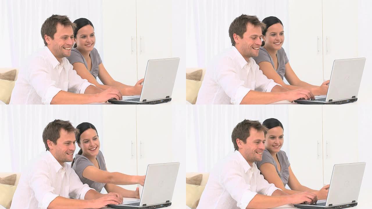 夫妇用笔记本电脑在互联网上聊天