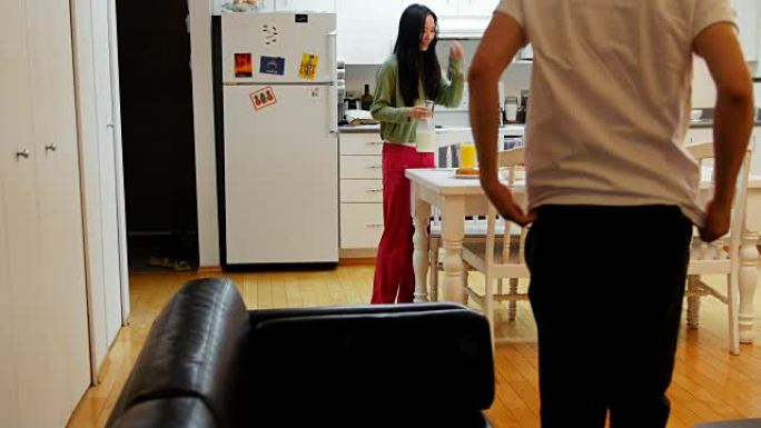 女人在厨房里为男人提供早餐