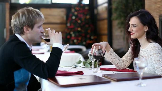 浪漫的年轻情侣在餐厅（高清）