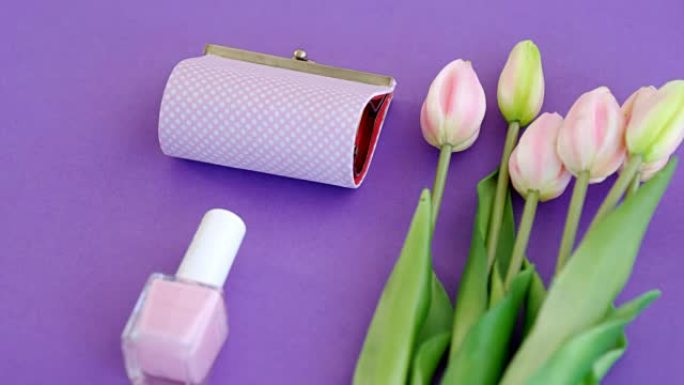 紫色背景4k上的鲜花，钱包，指甲油和手机