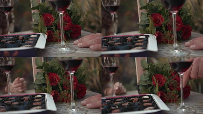 夫妇用葡萄酒，巧克力和鲜花庆祝情人节