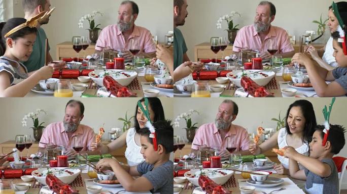 多民族的澳大利亚家庭庆祝圣诞节午餐