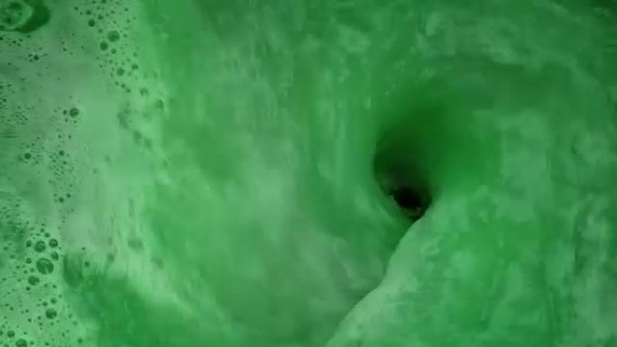 绿色物质冲刷水槽