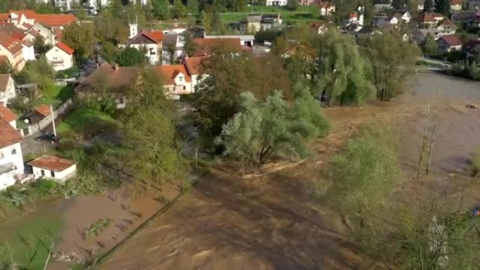 天线: 洪水泛滥的河流穿过郊区城镇