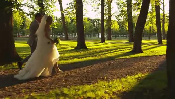 新婚夫妇在公园里跑步。