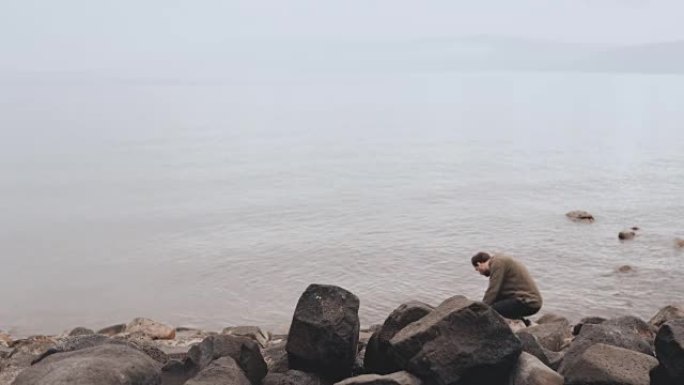 加利利海边缘的高加索人。金纳雷特提比略湖畔的大石头。以色列。宗教朝圣者。4K