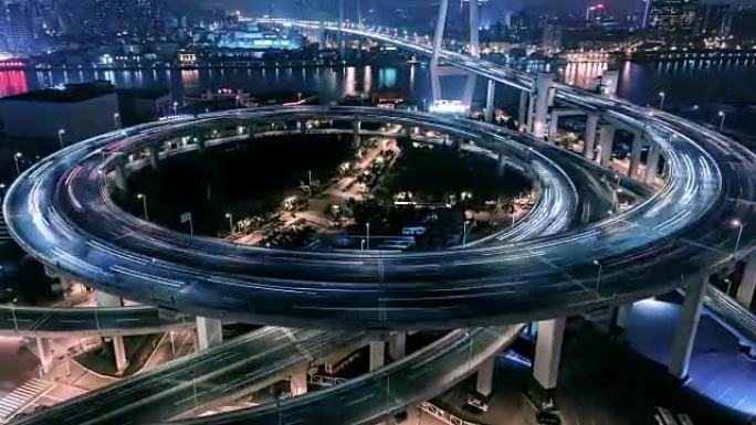 夜间繁忙立交桥的T/L HA ZI鸟瞰图/中国上海
