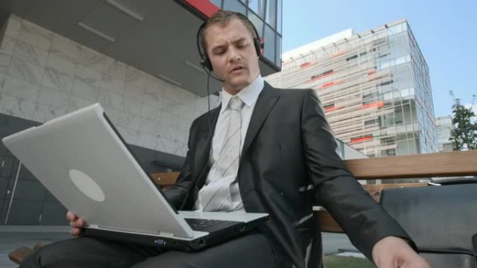 高清多莉: 忙碌的商人在外面工作